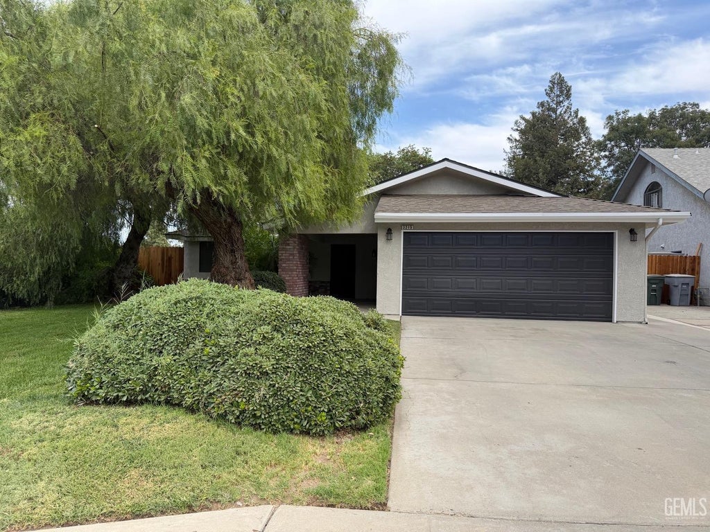 Photo of 3215 Miramonte Avenue, Clovis, CA 93611 (MLS # 202610009)
