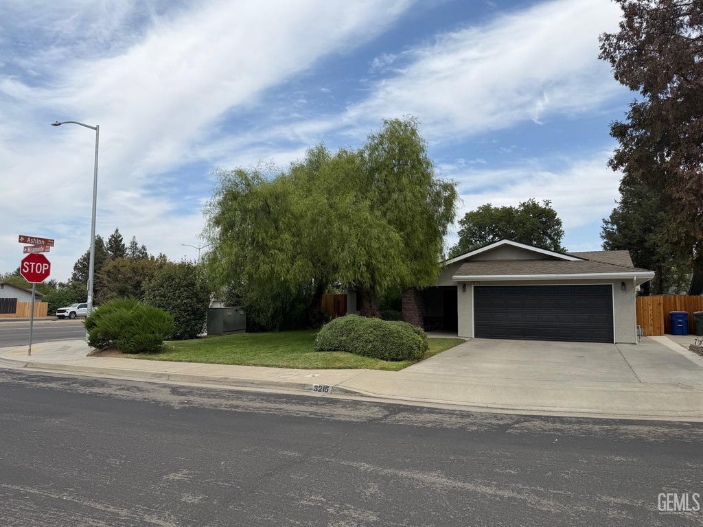 Photo of 3215 Miramonte Avenue, Clovis, CA 93611 (MLS # 202610009)