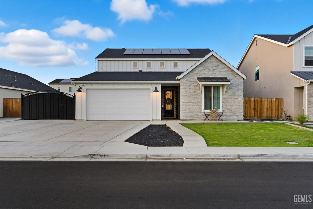 Photo of 6716 Thunder Trail Drive, Bakersfield, CA 93313 (MLS # 202510293)