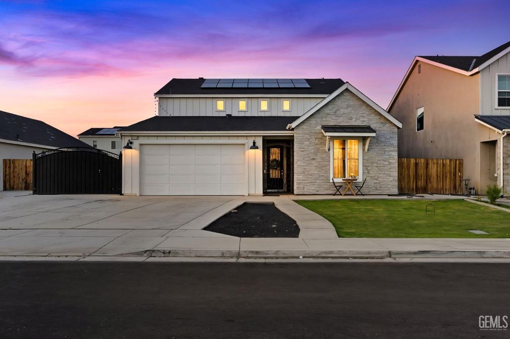 Photo of 6716 Thunder Trail Drive, Bakersfield, CA 93313 (MLS # 202510293)