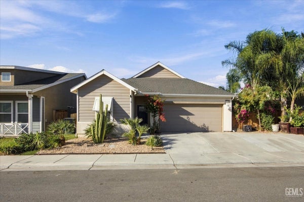 9716 COBBLE CREEK DR, SHAFTER, CA 93263 - Image f23bfa8885f7c42c7aeaedbef3f7768b/2751073075