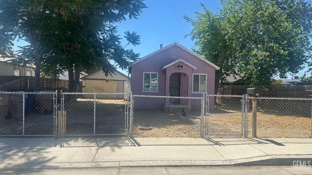 Photo of 109 E Moneta Avenue, Bakersfield, CA 93308 (MLS # 202603601)