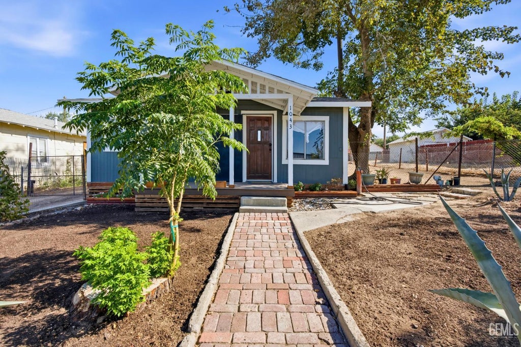 Photo of 1043 Wood Street, Taft, CA 93268 (MLS # 202608445)