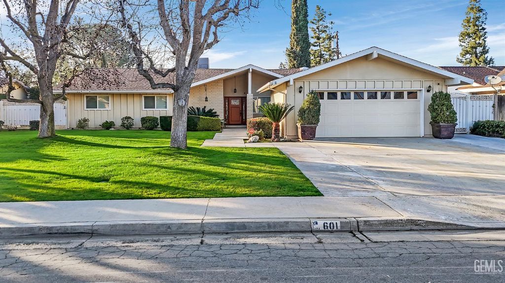 Photo of 601 Vista Verde Way, Bakersfield, CA 93309 (MLS # 202600946)