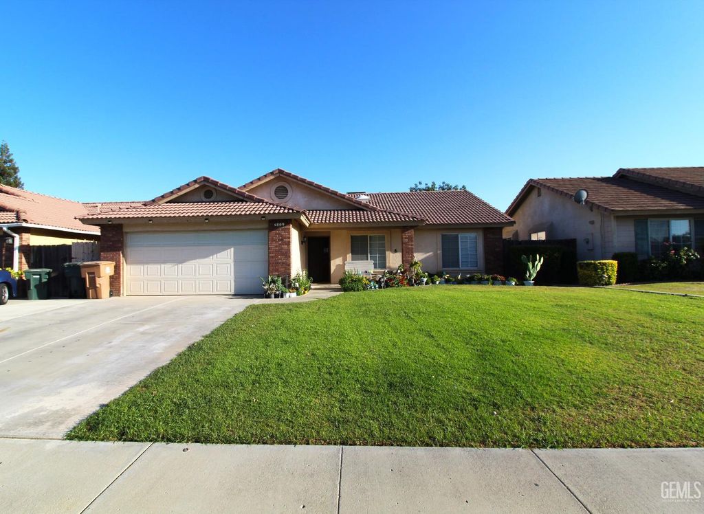 Photo of 4809 Encore Court, Bakersfield, CA 93313 (MLS # 202511001)