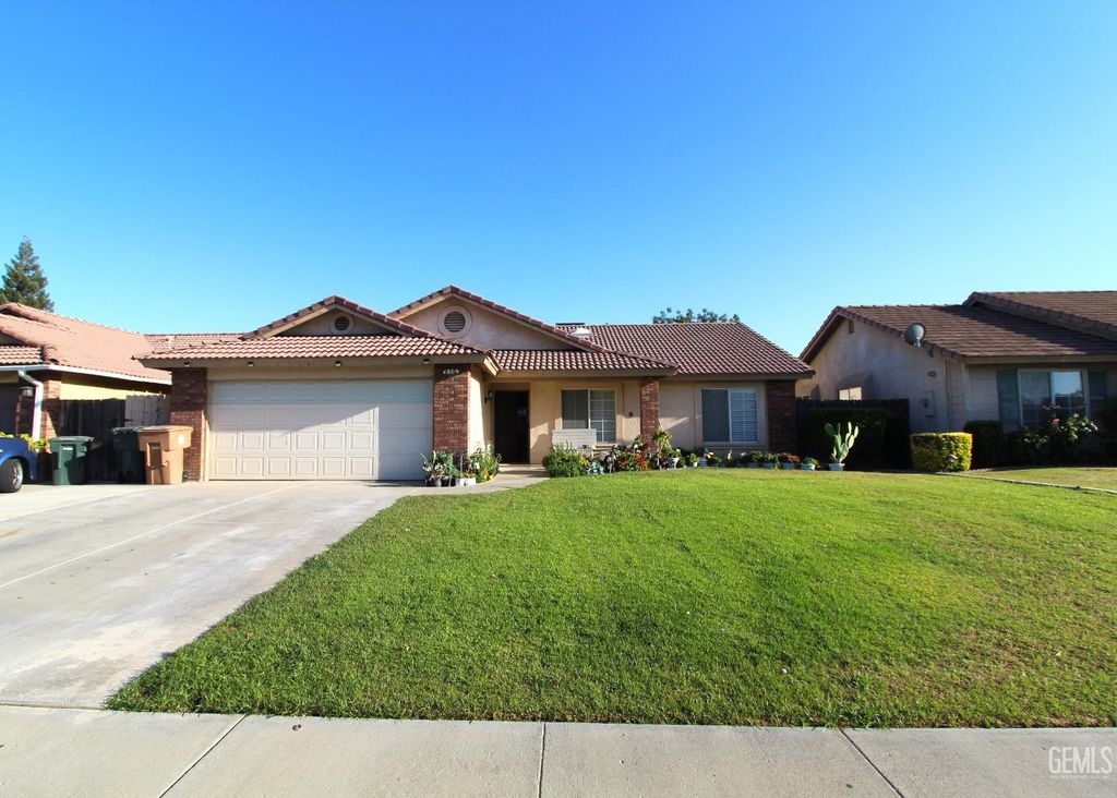 Photo of 4809 Encore Court, Bakersfield, CA 93313 (MLS # 202511001)
