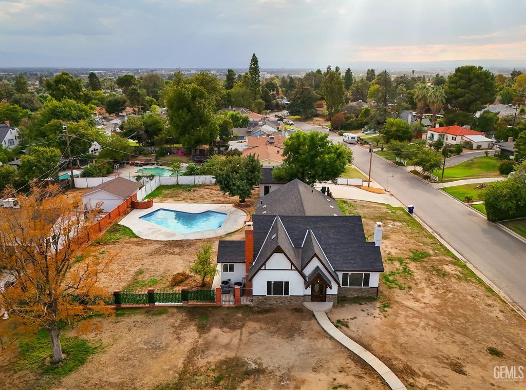 Photo of 501 Magnolia Avenue, Bakersfield, CA 93305 (MLS # 202510986)