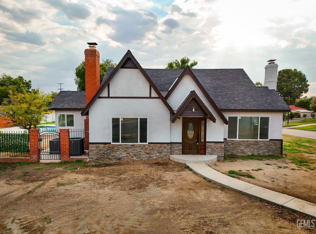Photo of 501 Magnolia Avenue, Bakersfield, CA 93305 (MLS # 202510986)