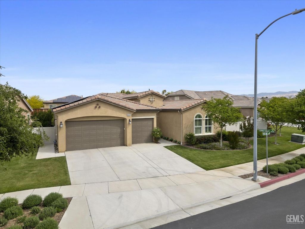 Photo of 9908 Toscana Drive, Bakersfield, CA 93306 (MLS # 202603931)