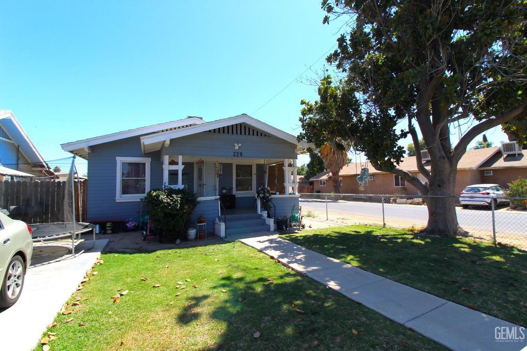Photo of 229 Washington Avenue, Bakersfield, CA 93308 (MLS # 202510985)