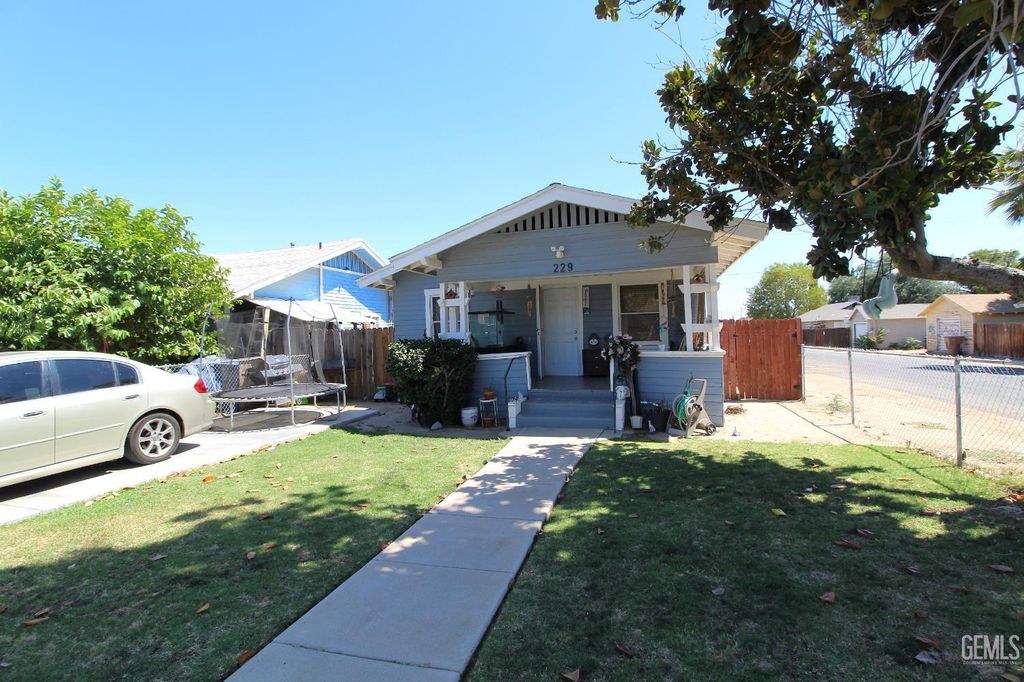 Photo of 229 Washington Avenue, Bakersfield, CA 93308 (MLS # 202510985)