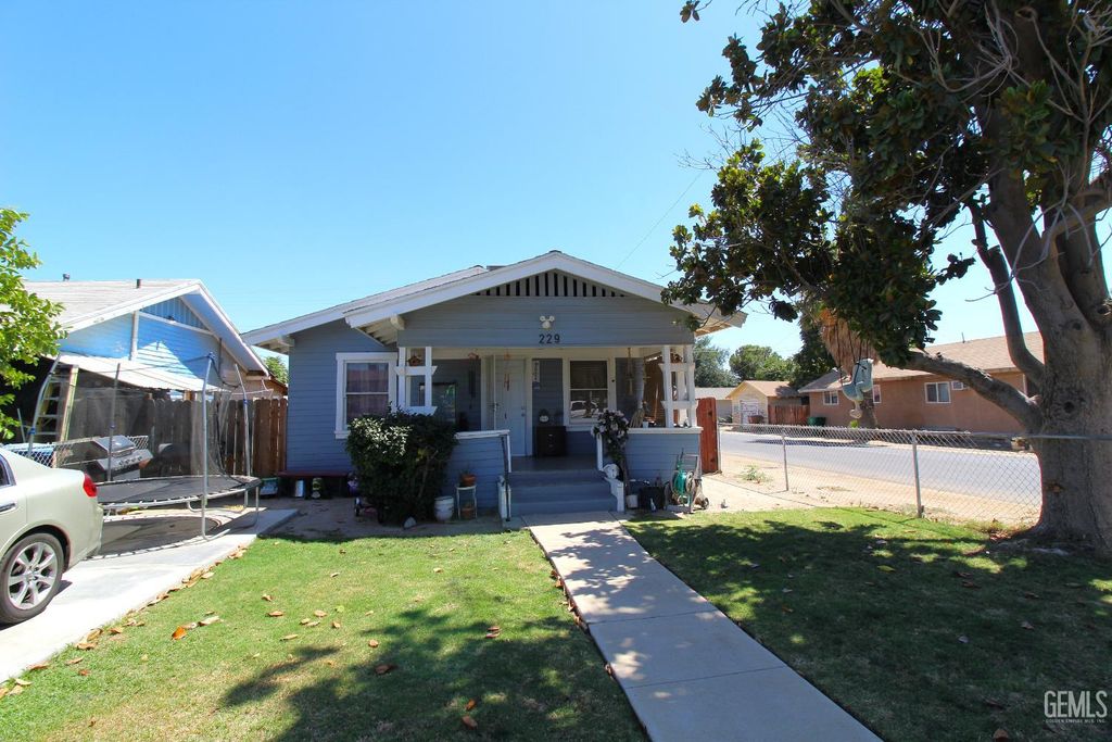 Photo of 229 Washington Avenue, Bakersfield, CA 93308 (MLS # 202510985)