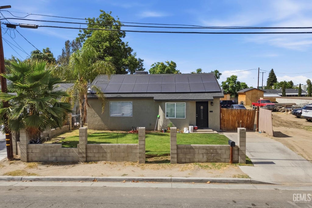 Photo of 1724 Terrace Way Way, Bakersfield, CA 93304 (MLS # 202606260)