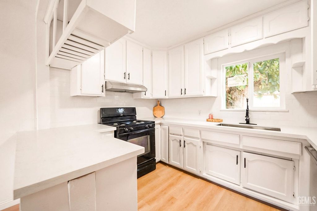 Photo of 522 Price Street, Bakersfield, CA 93307 (MLS # 202513179)