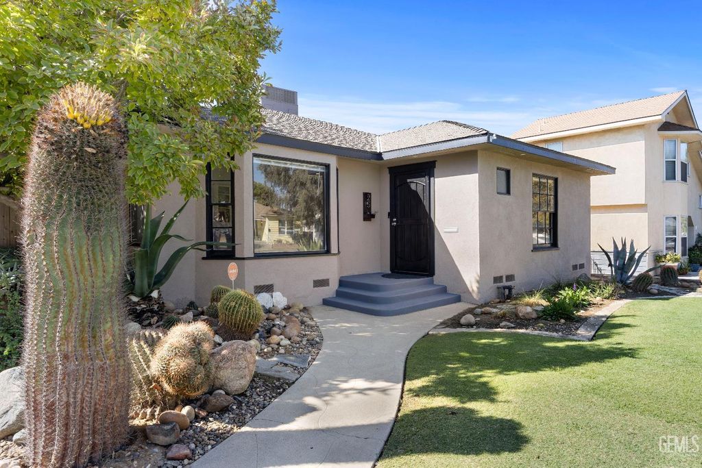 Photo of 25 Jeffrey Street, Bakersfield, CA 93305 (MLS # 202510863)