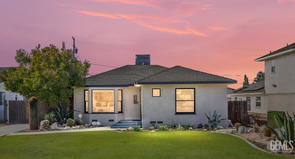 Photo of 25 Jeffrey Street, Bakersfield, CA 93305 (MLS # 202510863)