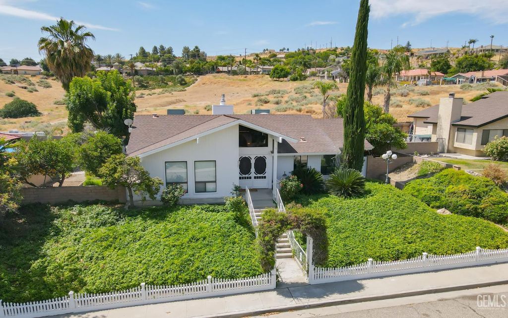 Photo of 813 Philippine Street, Taft, CA 93268 (MLS # 202605204)