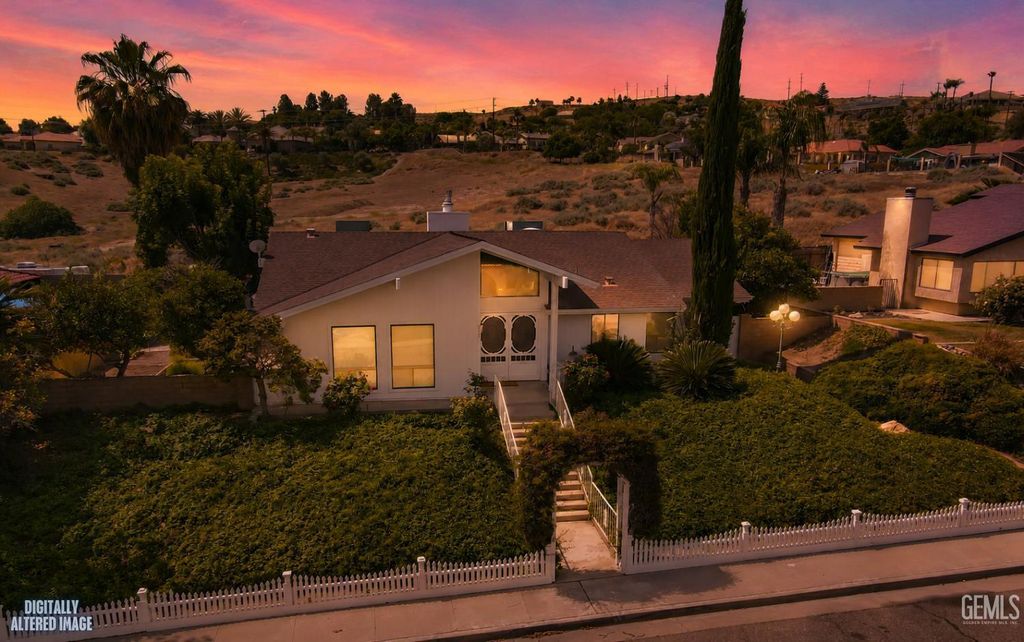 Photo of 813 Philippine Street, Taft, CA 93268 (MLS # 202605204)