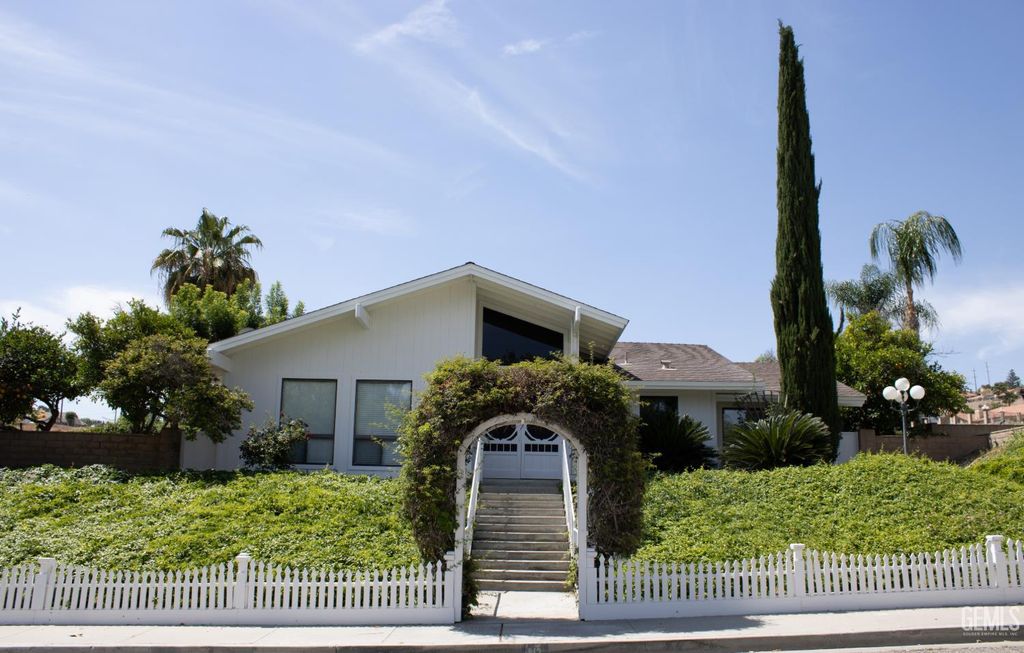 Photo of 813 Philippine Street, Taft, CA 93268 (MLS # 202605204)