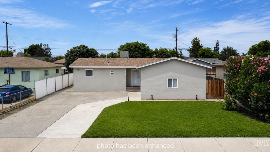 Photo of 1712 Clark Avenue, Bakersfield, CA 93304 (MLS # 202607522)