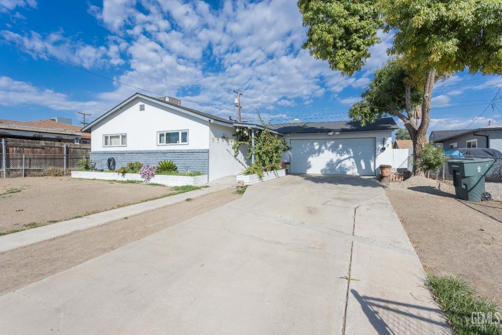 Photo of 3212 Timothy Street, Bakersfield, CA 93304 (MLS # 202511156)