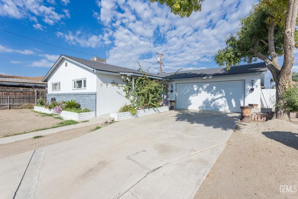 Photo of 3212 Timothy Street, Bakersfield, CA 93304 (MLS # 202511156)