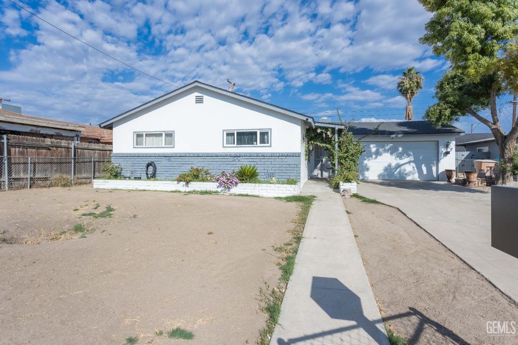 Photo of 3212 Timothy Street, Bakersfield, CA 93304 (MLS # 202511156)