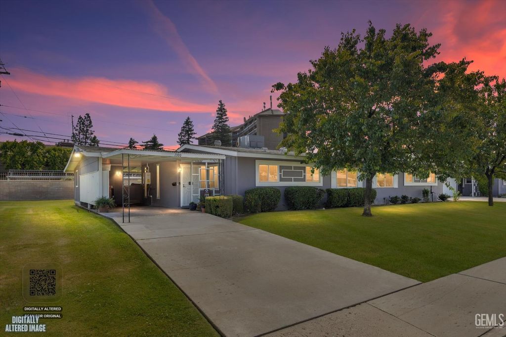 Photo of 1300 Yorba Linda Street, Bakersfield, CA 93309 (MLS # 202604166)