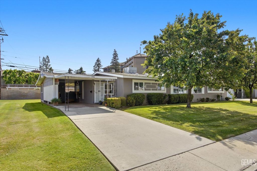 Photo of 1300 Yorba Linda Street, Bakersfield, CA 93309 (MLS # 202604166)