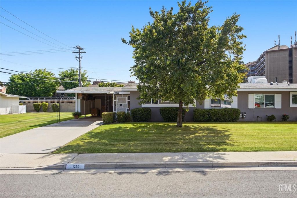 Photo of 1300 Yorba Linda Street, Bakersfield, CA 93309 (MLS # 202604166)