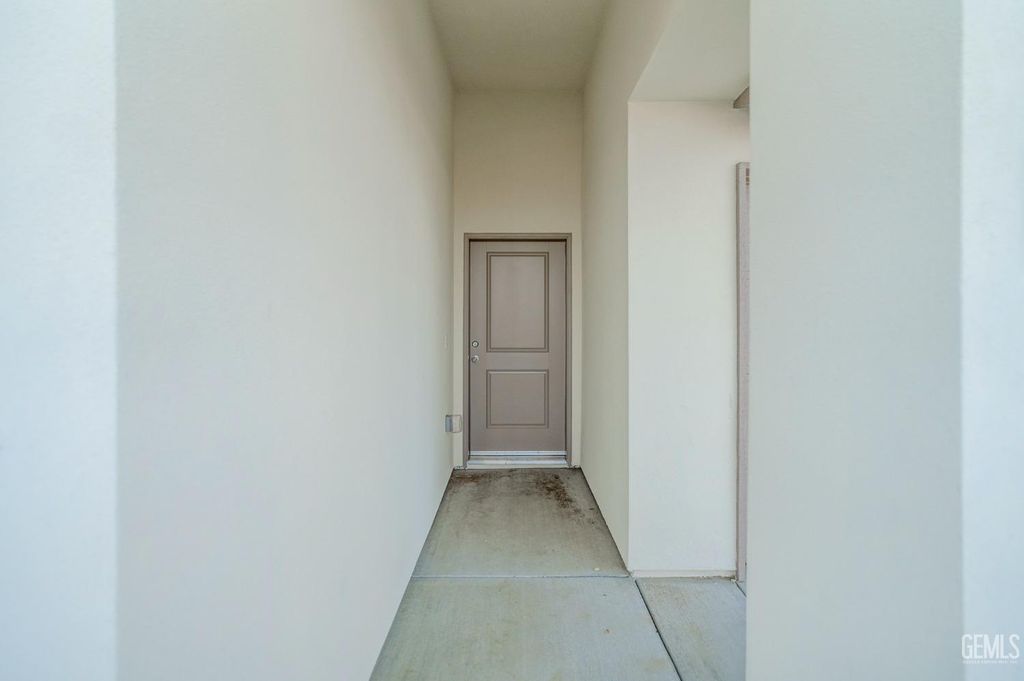 Photo of 606 Poinsettia Street, Bakersfield, CA 93307 (MLS # 202511215)