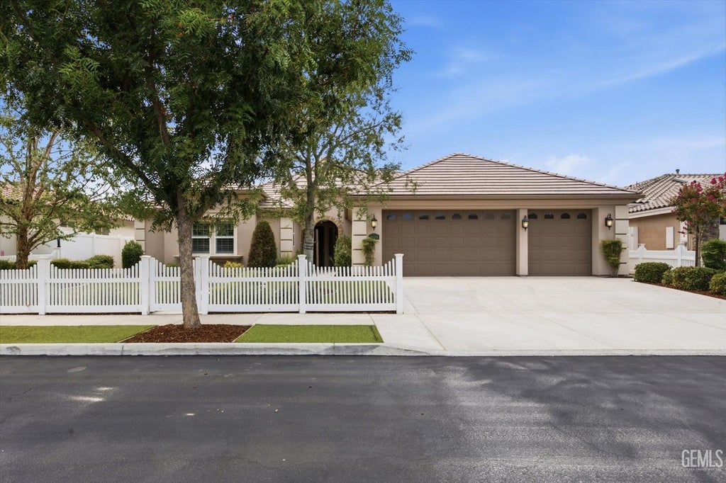 Photo of 2909 Mandalay Place, Bakersfield, CA 93311 (MLS # 202608722)