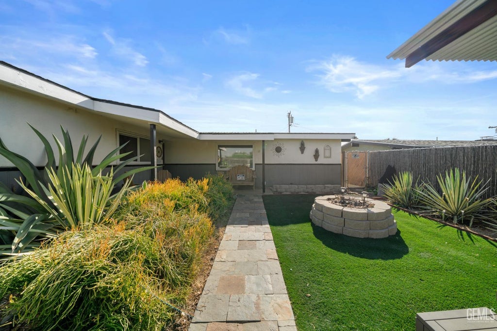 Photo of 2713 Saint Marys Street, Bakersfield, CA 93305 (MLS # 202610092)