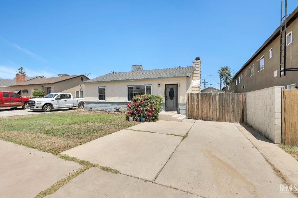 Photo of 1504 Stockton Avenue, Bakersfield, CA 93308 (MLS # 202510931)