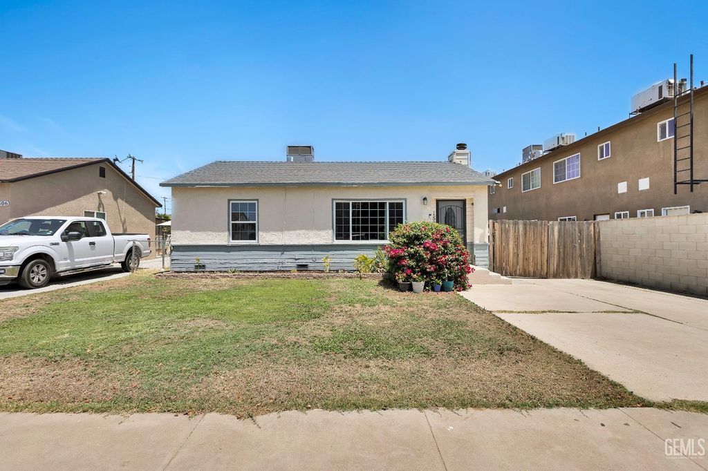 Photo of 1504 Stockton Avenue, Bakersfield, CA 93308 (MLS # 202510931)