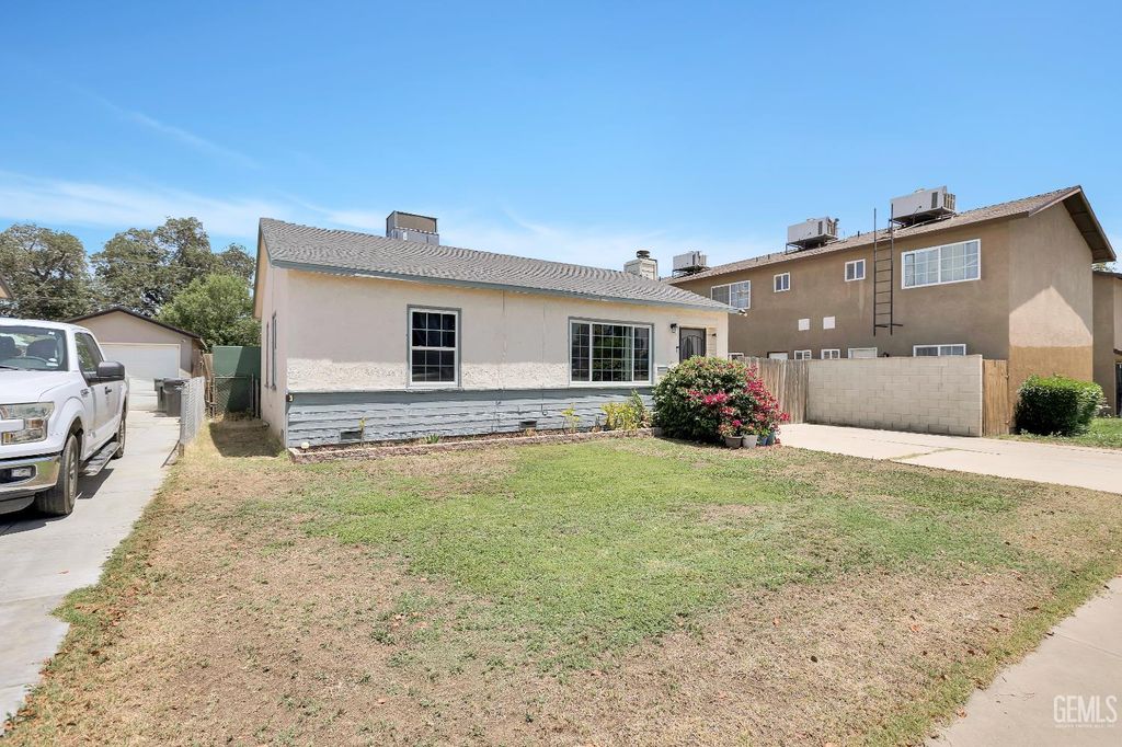 Photo of 1504 Stockton Avenue, Bakersfield, CA 93308 (MLS # 202510931)