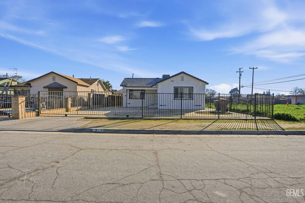 Photo of 1239 Washington Avenue, Bakersfield, CA 93308 (MLS # 202600386)