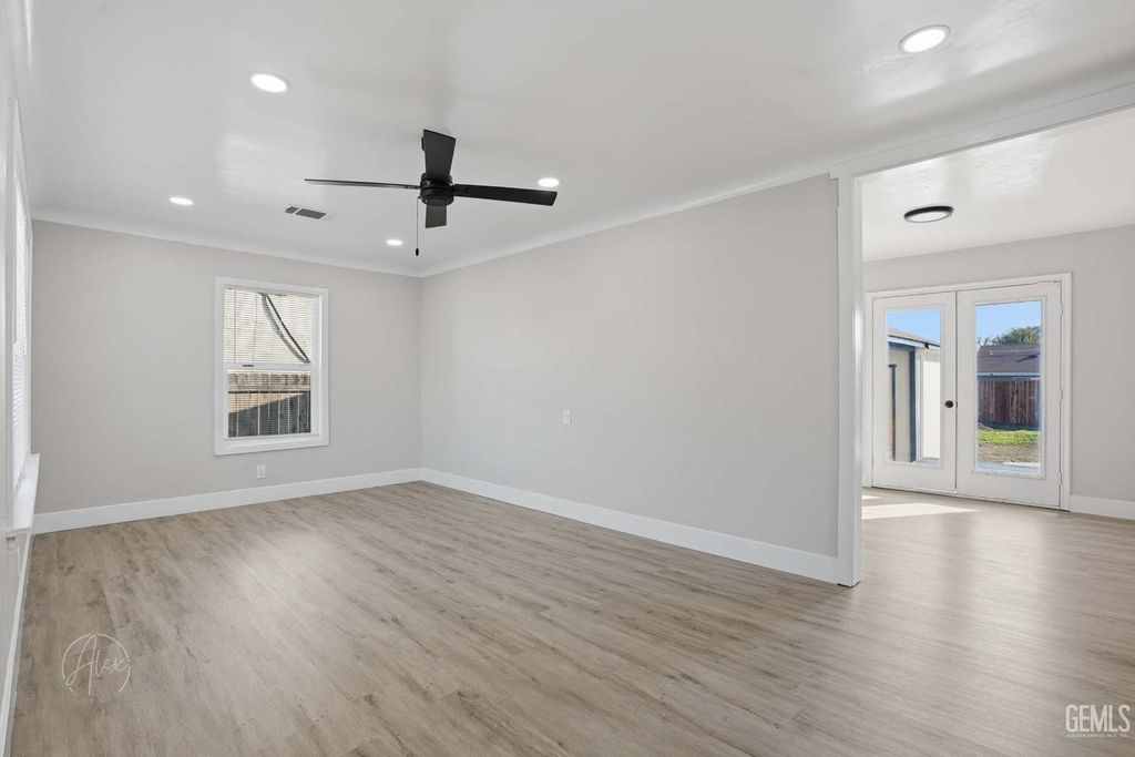 Photo of 1239 Washington Avenue, Bakersfield, CA 93308 (MLS # 202600386)