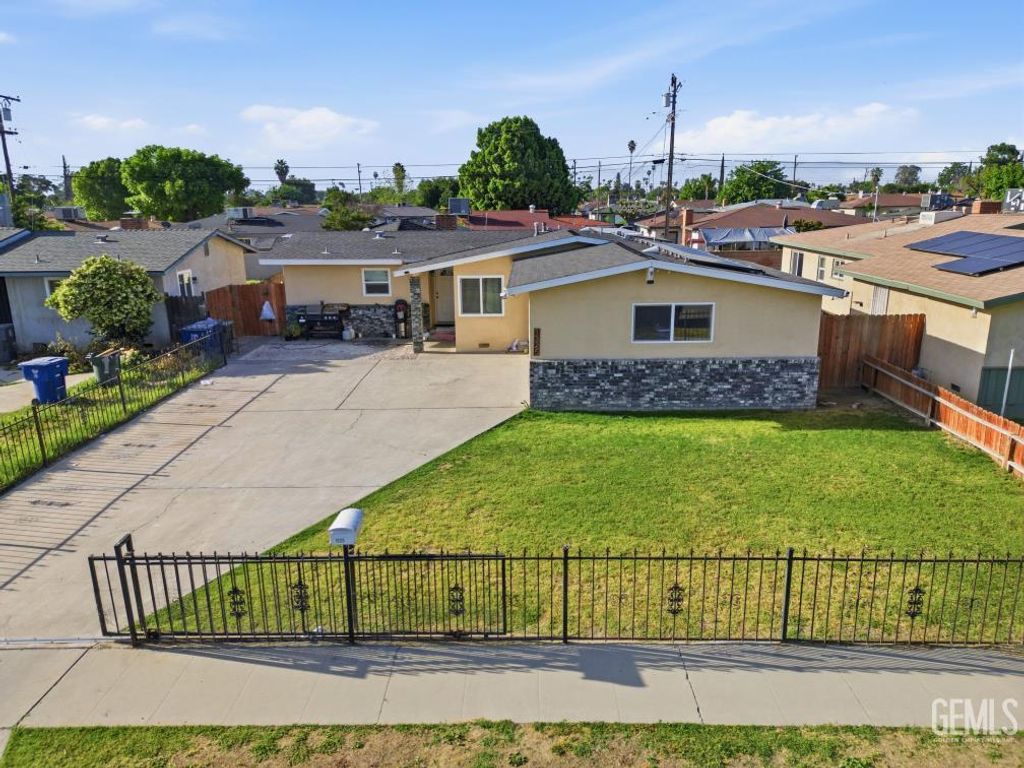 Photo of 1325 Carson Avenue, Bakersfield, CA 93304 (MLS # 202603671)