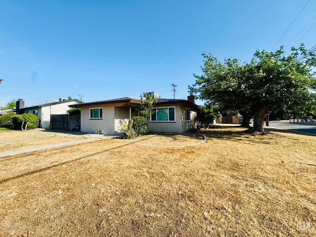Photo of 3613 Granada Avenue, Bakersfield, CA 93309 (MLS # 202606546)