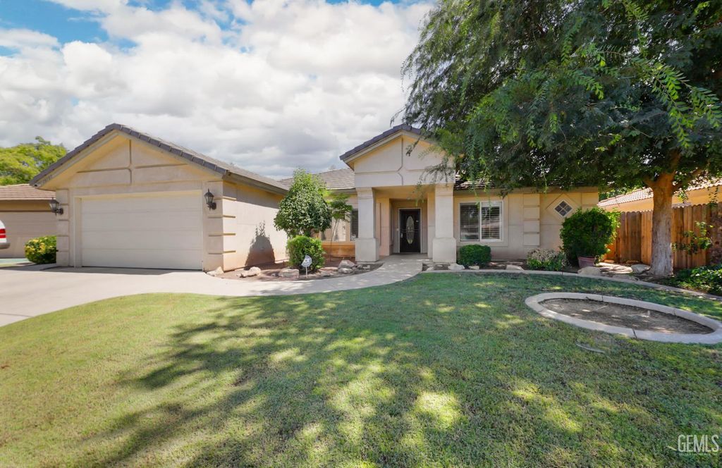 Photo of 10707 Mohican Drive, Bakersfield, CA 93312 (MLS # 202607715)