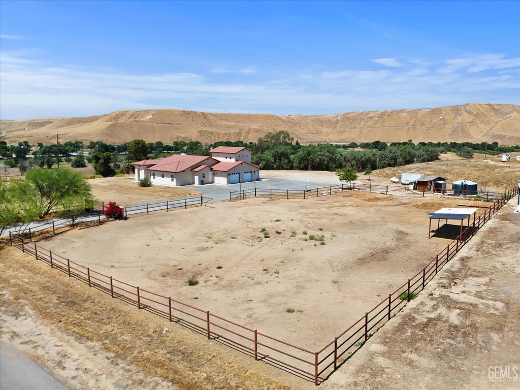 Photo of 13700 Round Mountain Road, Bakersfield, CA 93308 (MLS # 202606194)