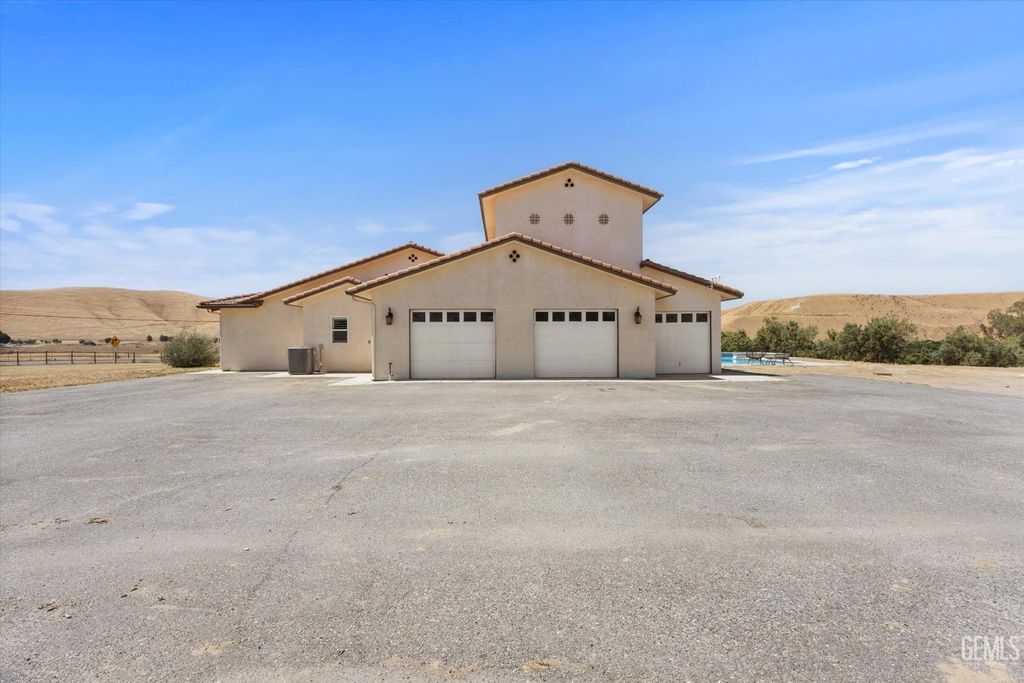 Photo of 13700 Round Mountain Road, Bakersfield, CA 93308 (MLS # 202606194)