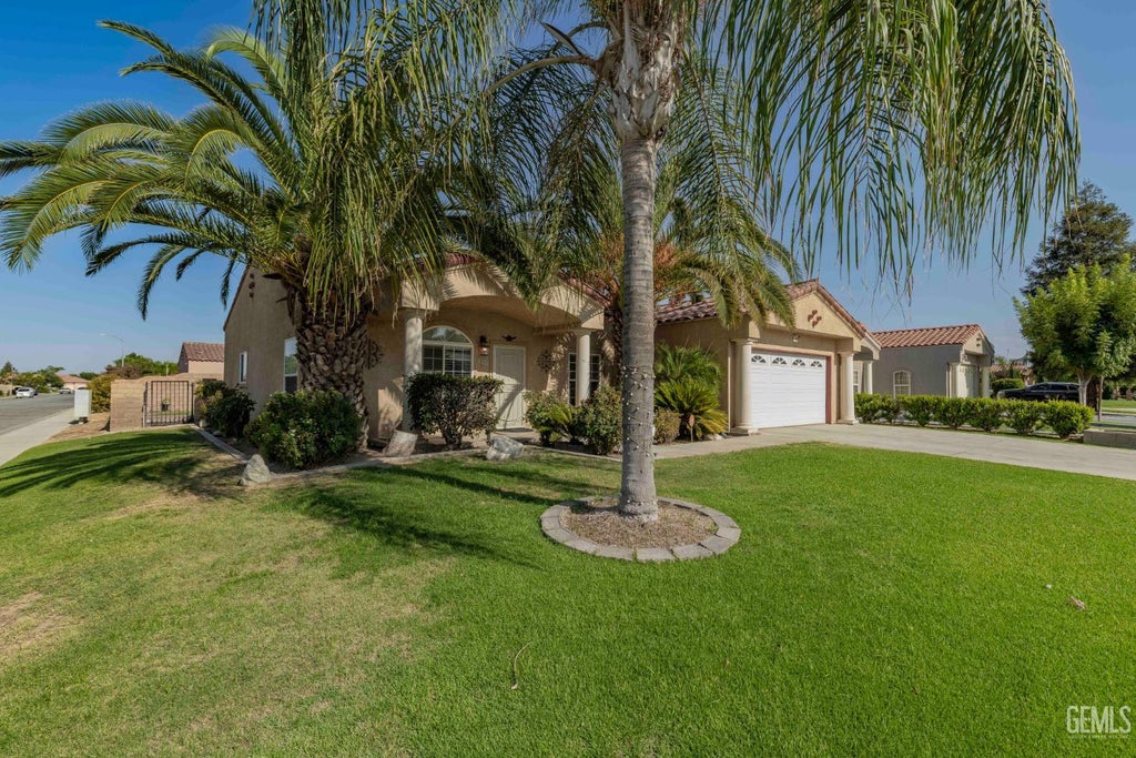 Photo of 8602 Vincenso Way, Bakersfield, CA 93313 (MLS # 202608565)