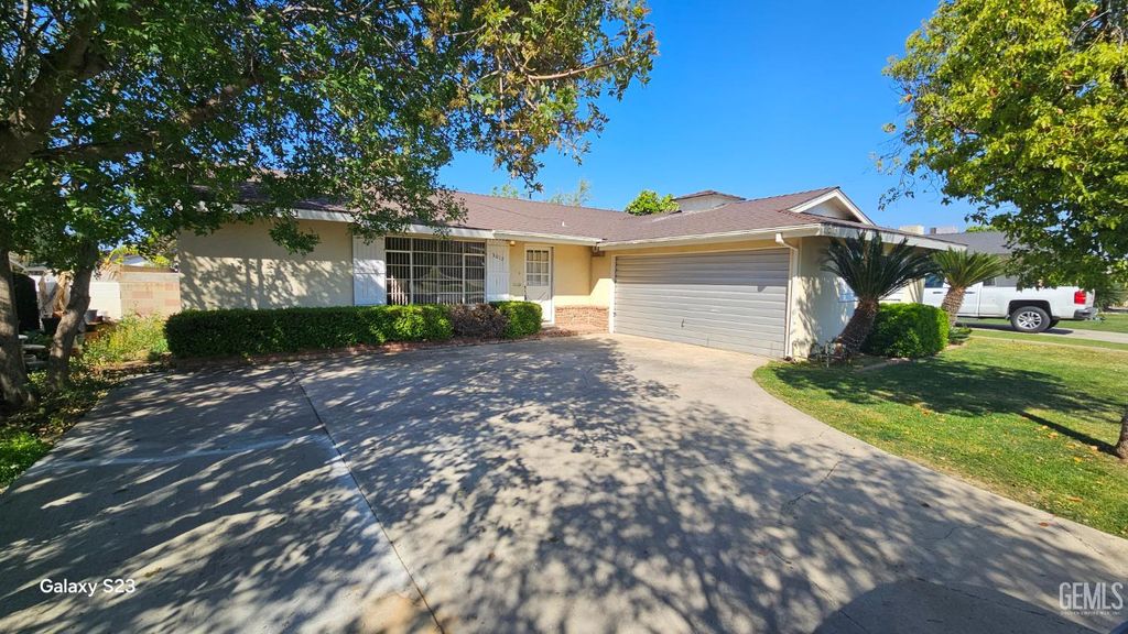Photo of 3012 Fordham Street, Bakersfield, CA 93305 (MLS # 202602803)