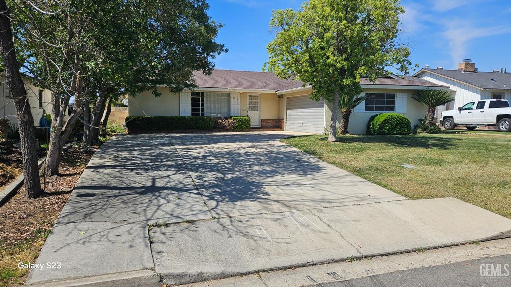Photo of 3012 Fordham Street, Bakersfield, CA 93305 (MLS # 202602803)