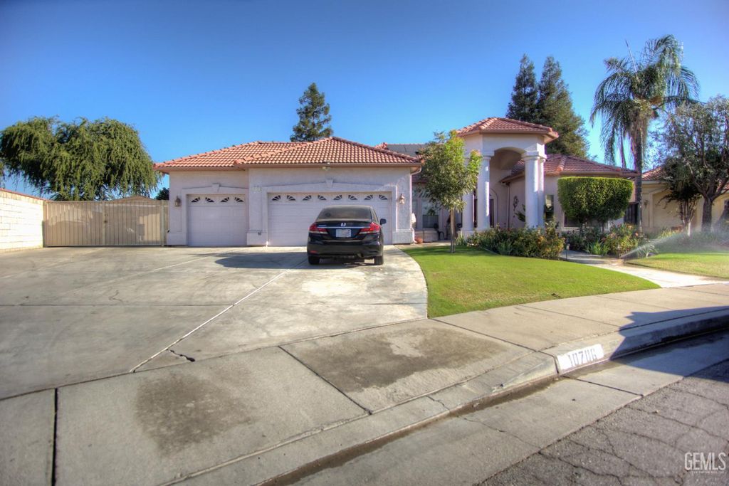 Photo of 10706 Four Bears Drive, Bakersfield, CA 93312 (MLS # 202511099)