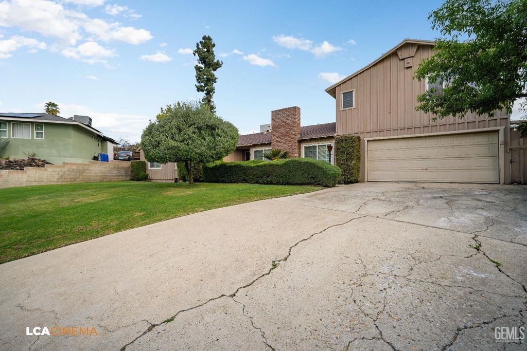 Photo of 2904 Glenwood Circle, Bakersfield, CA 93306 (MLS # 202510327)