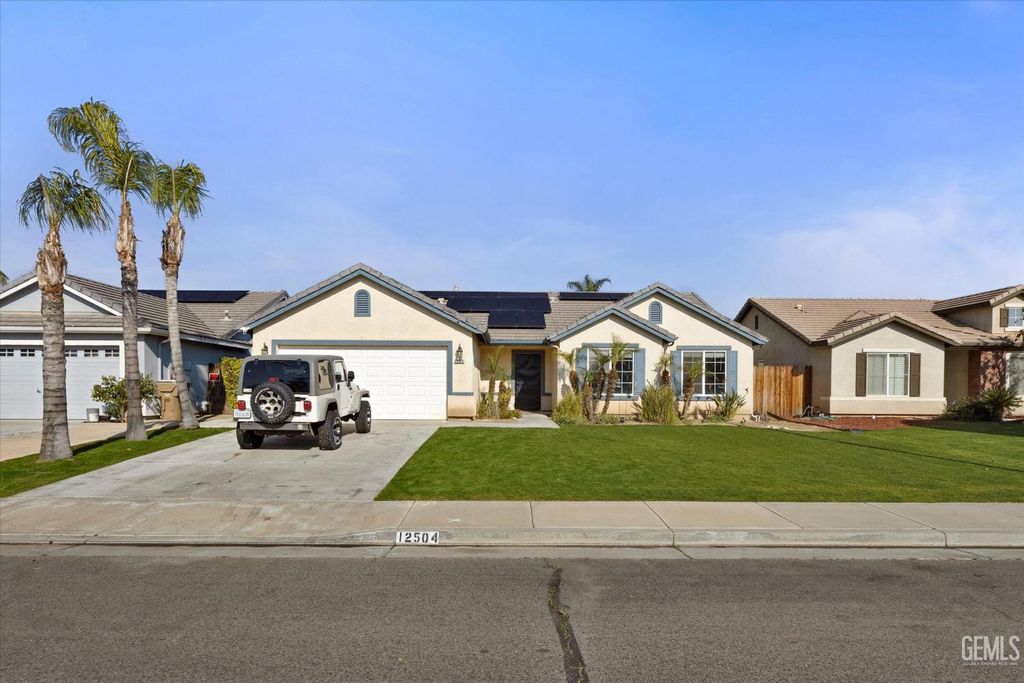 Photo of 12504 Lavina Avenue, Bakersfield, CA 93312 (MLS # 202600573)
