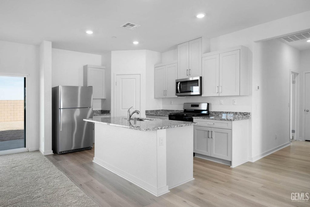 Photo of 607 Hazelwood Place, Shafter, CA 93263 (MLS # 202611182)